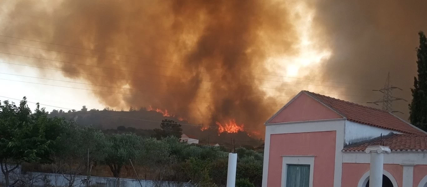 ΕΚΤΑΚΤΟ - Πύρινη λαίλαπα σε Ρόδο: Εκκενώνεται το χωριό Μαριτσά δίπλα στο ομώνυμο αεροδρόμιο
